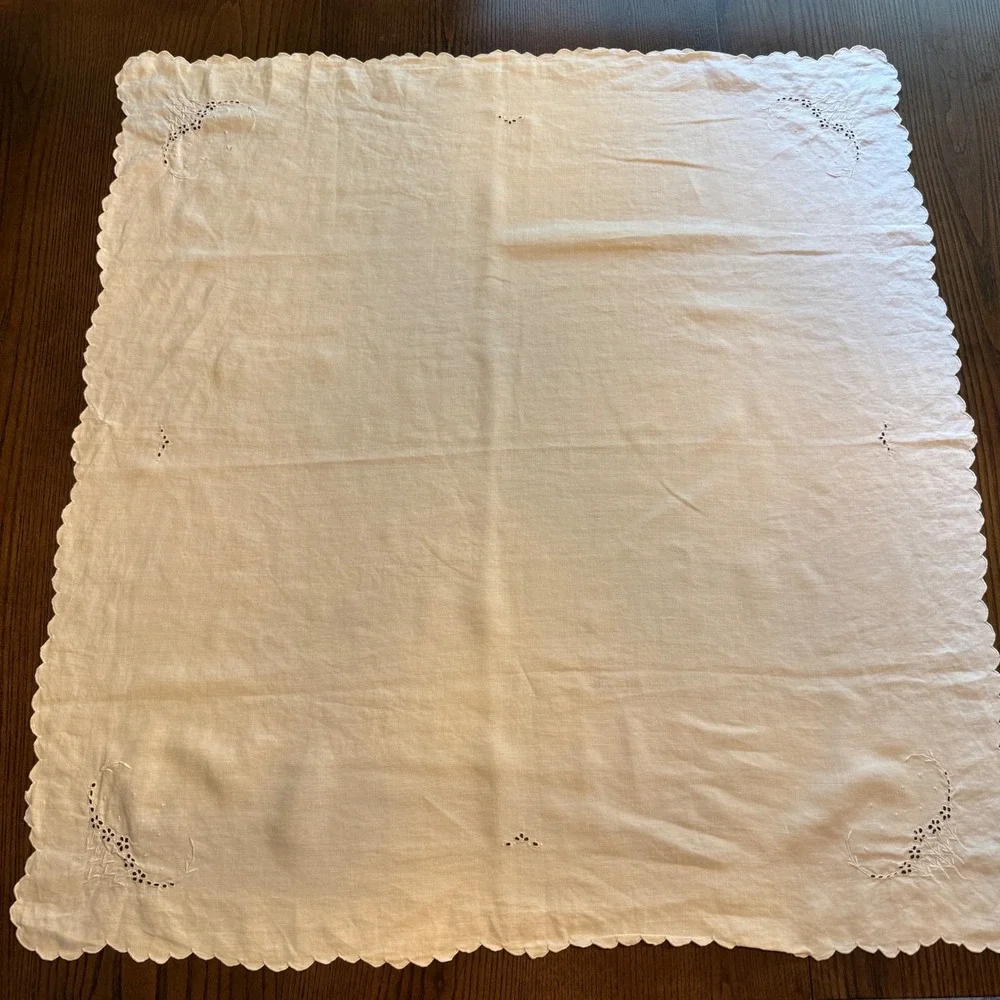 Vintage Linen Tea Tablecloth 4 Napkins Set White Floral Eyelet Scalloped Edge